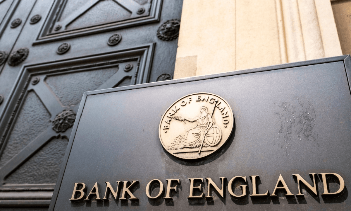 영국 런던 영란은행(Bank of England) 건물 입구의 현판과 문장