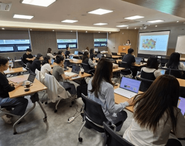 안산교육지원청 특수교사 에듀테크 직무연수 현장 — 교사들이 노트북으로 실습하며 강의를 듣는 모습