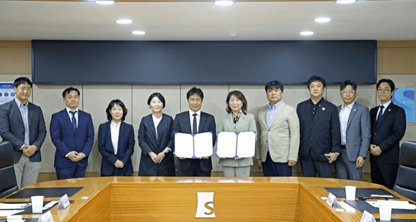 서원대와 협력 기관 관계자들이 AI로봇학과 교육과정 연계 협약서를 들고 기념 촬영한 모습
