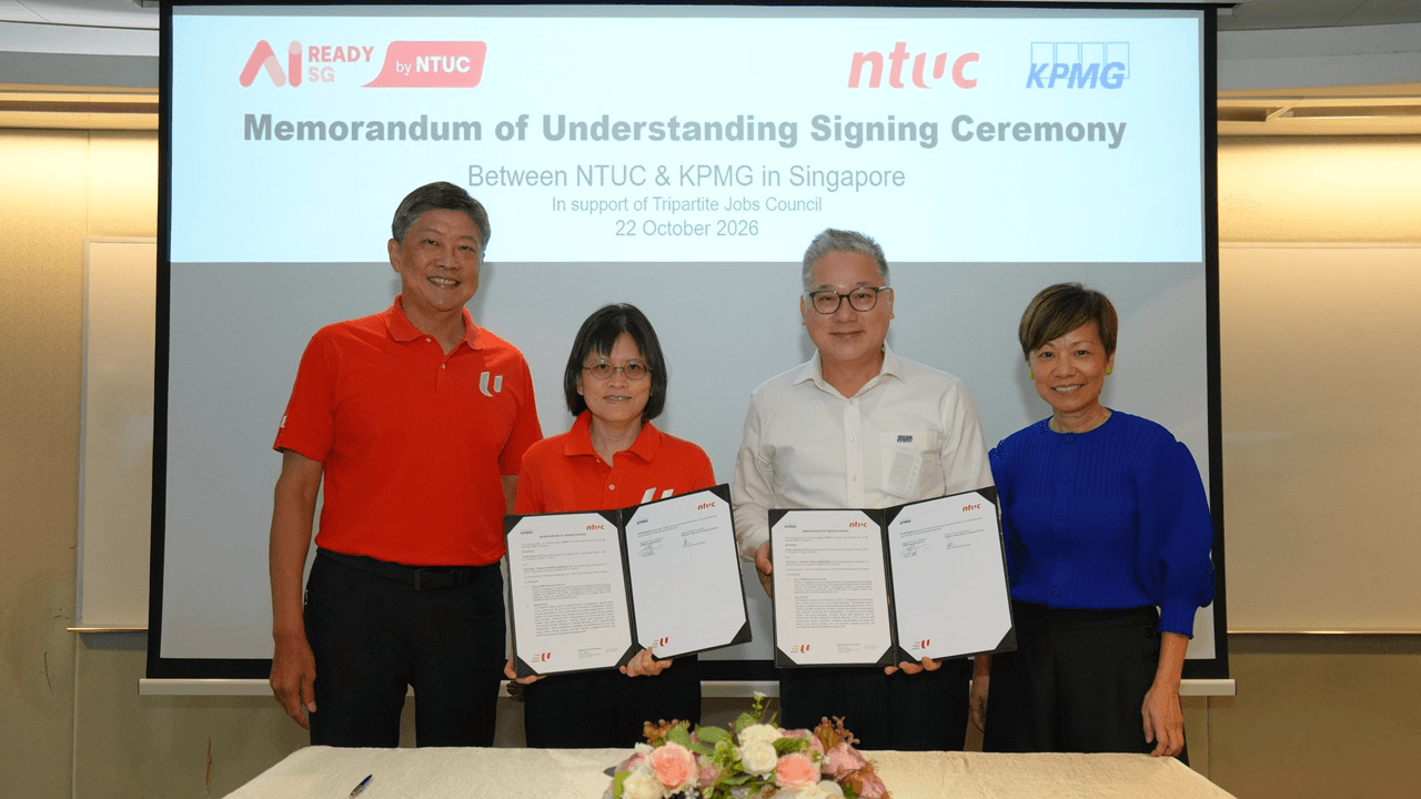 NTUC와 KPMG 싱가포르 관계자들이 2026년 10월 22일 인력 전환 프로그램 업무협약서를 들고 기념 촬영하는 모습
